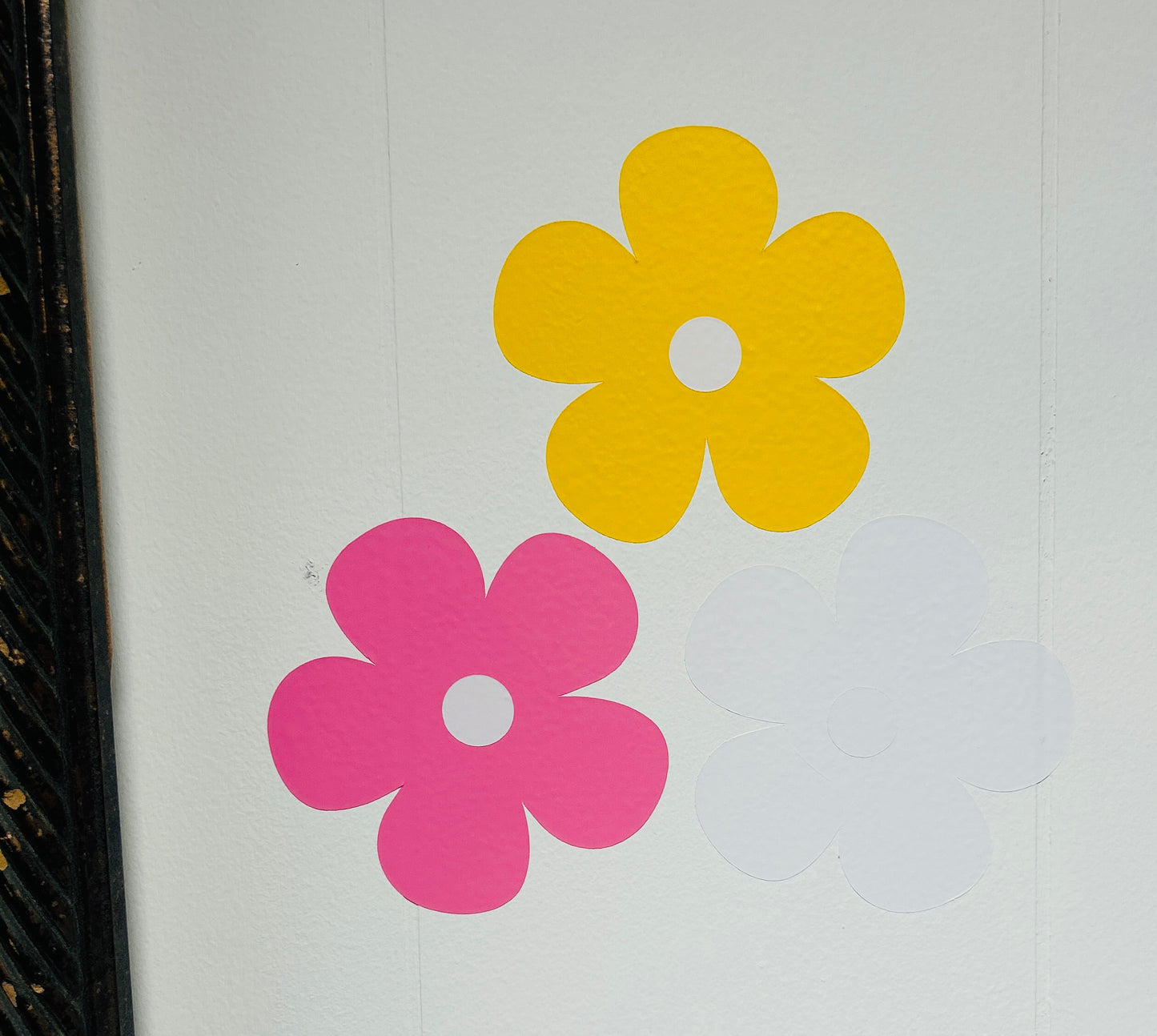 Daisy Wall Decals – Floral Peel and Stick Wall Art for Bedrooms & Nurseries